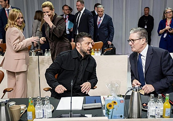 El presidente ucraniano, Volodímir Zelenski, charla con el primer ministro británico, Keir Starmer, durante la cita de Copenhague.