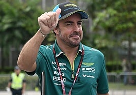 Fernando Alonso hace un gesto de aprobación levantando el pulgar.