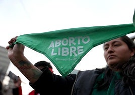 Una mujer sostiene un pañuelo en una manifestación en el Día de Acción Global por un aborto.