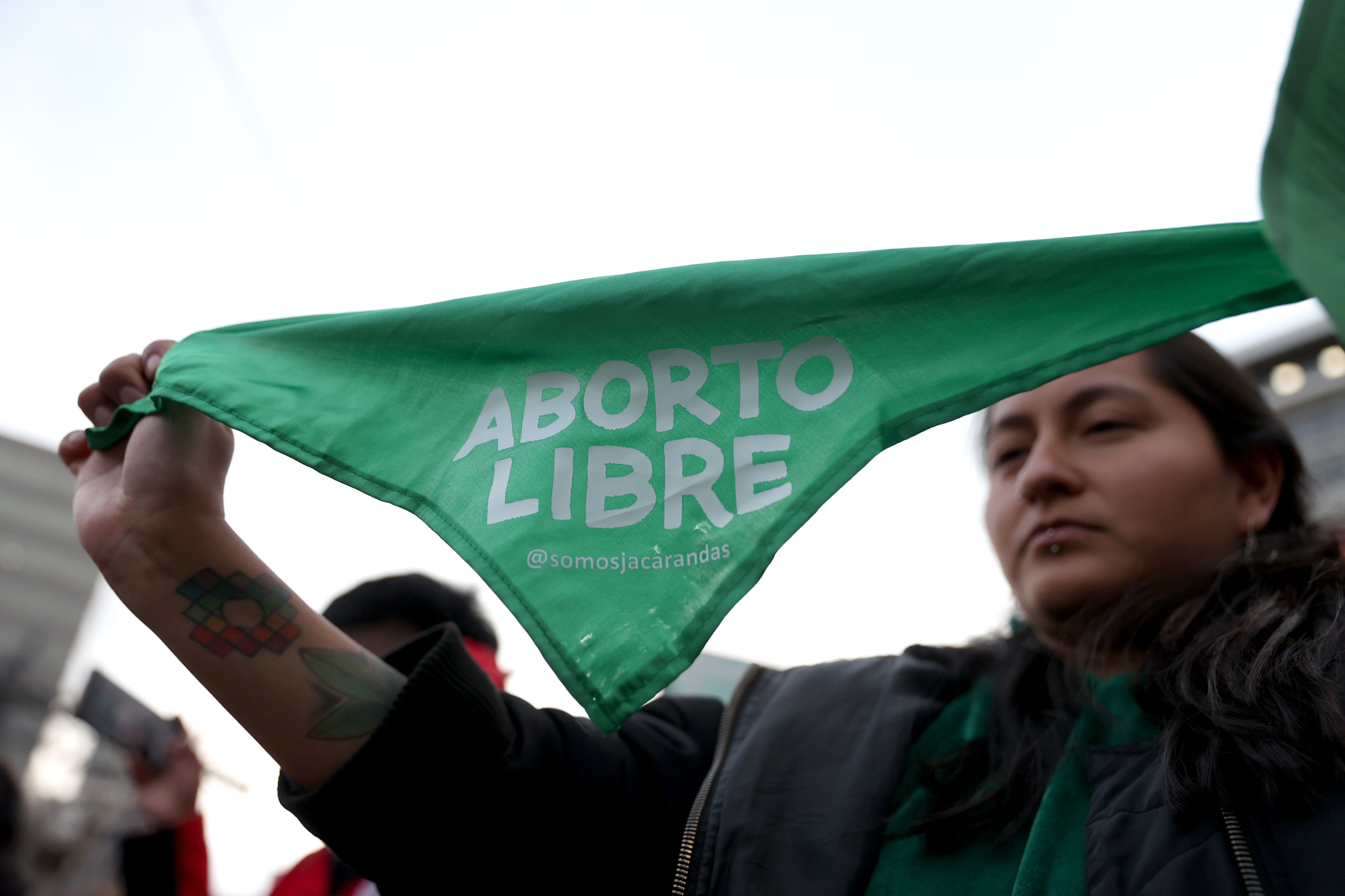 Una mujer sostiene un pañuelo en una manifestación en el Día de Acción Global por un aborto.