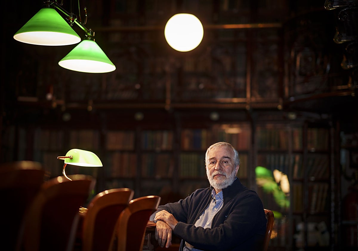 Ángel Gil de Miguel, en la biblioteca de la Real Academia Nacional de Medicina de España (Ranme).