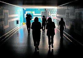 Varias personas caminan por un paso subterráneo del Metro de Madrid tras el apagón.