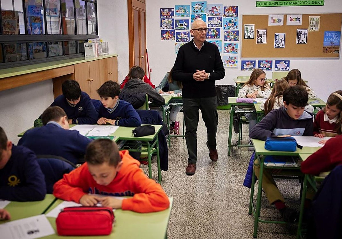 Un maestro imparte clase a sus alumnos de Primaria.