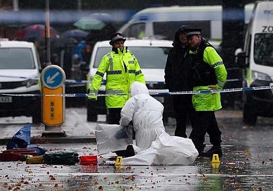 Varios agentes en la zona acordonada donde se produjo el atentado de Mánchester.