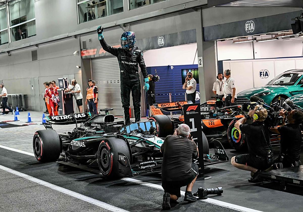 George Russell celebra la pole.