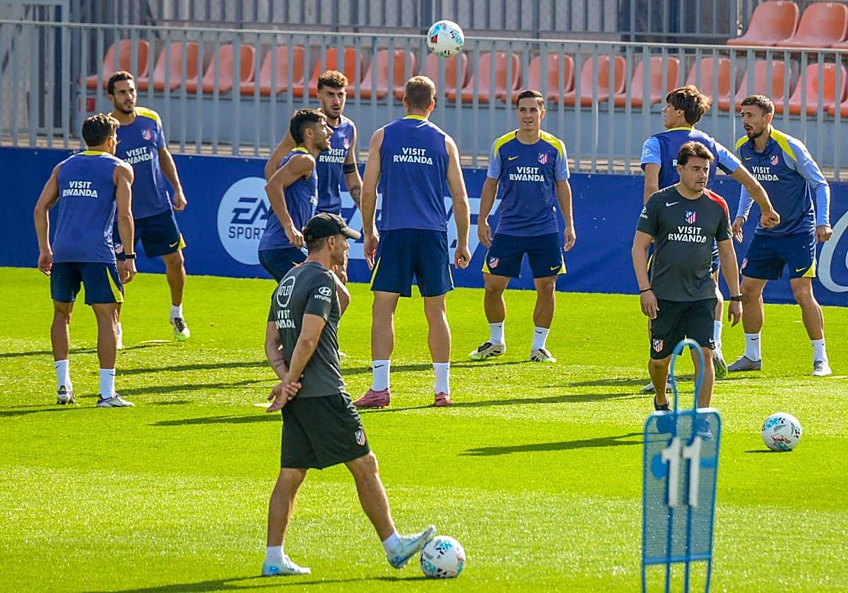 Diego Pablo Simeone controla el entrenamiento de sus futbolistas.