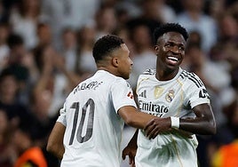MBappé y Vinicius celebran uno de los dos goles del brasileño.