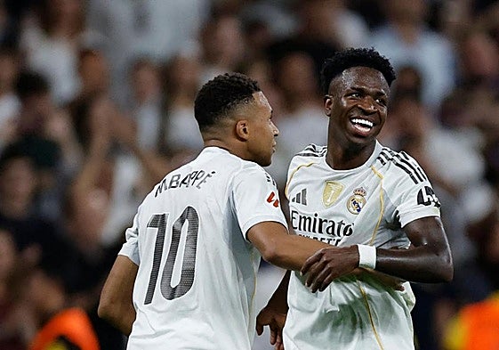 MBappé y Vinicius celebran uno de los dos goles del brasileño.