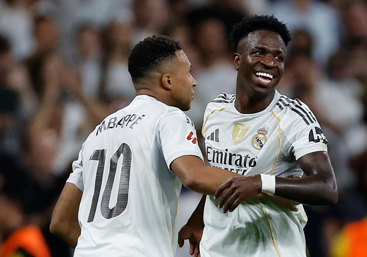 MBappé y Vinicius celebran uno de los dos goles del brasileño.