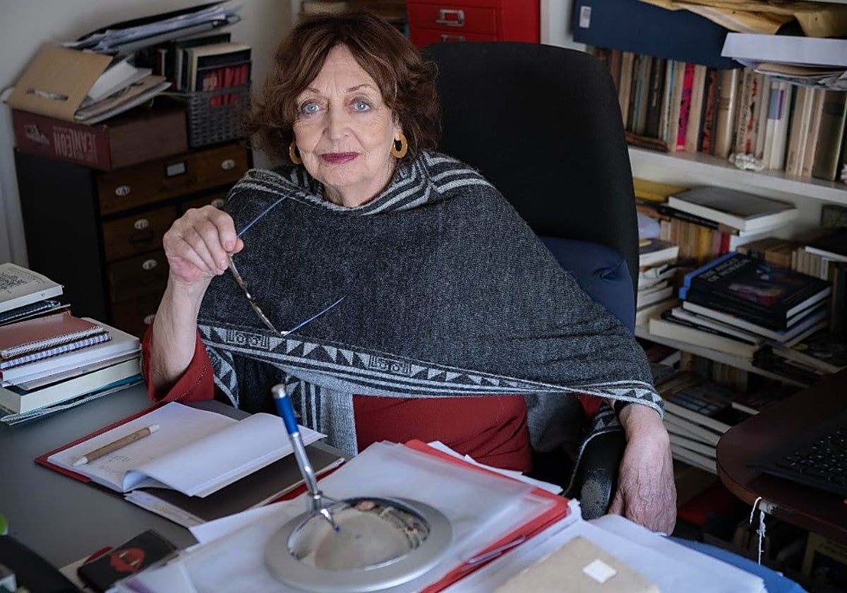 Cristina Fernández Cubas en su escritorio.