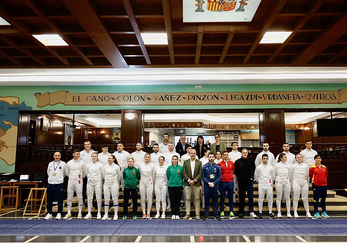 La princesa Leonor y sus compañeros de esgrima, en el campeonato 'Inter-academias 2025'.