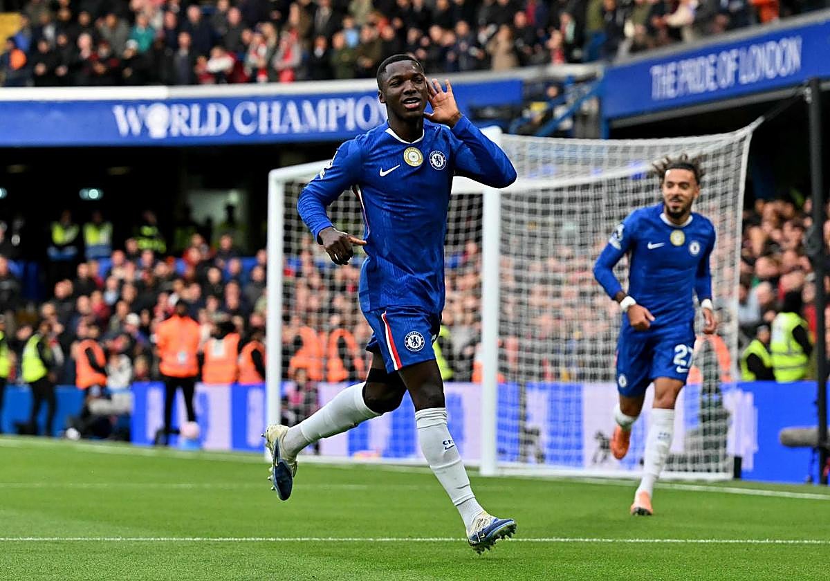 Moisés Caicedo celebra su tanto ante el Liverpool.