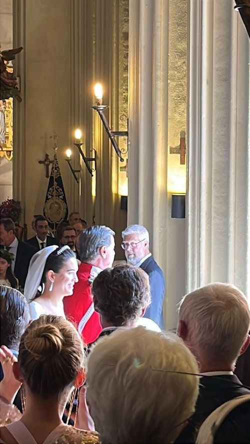 Cayetano Martínez de Irujo y Bárbara Mirjan, salen de la Iglesia del Cristo de los Gitanos, donde descansan las cenizas de la madre del novio, Cayetana de Alba.