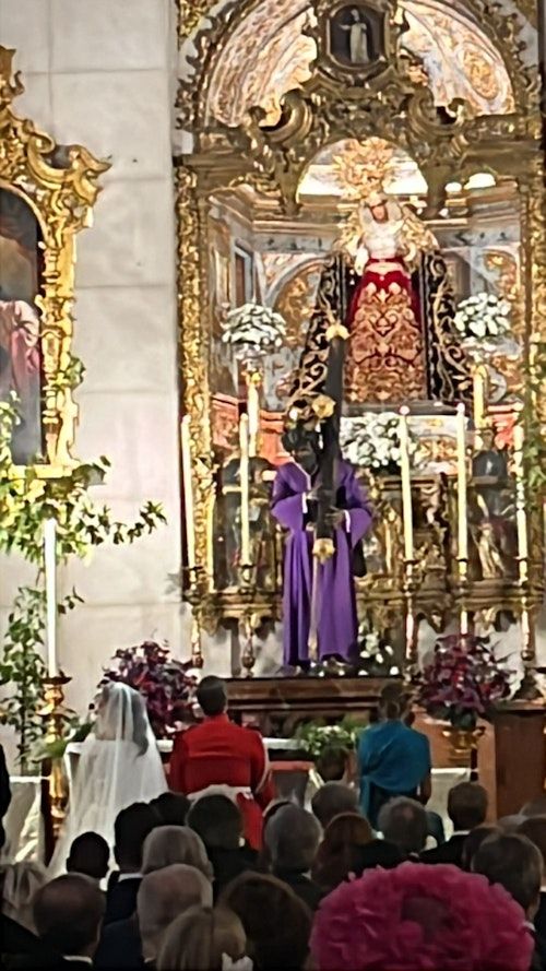 Imagen tomada en el interior de la Iglesia del Cristo de los Gitanos, de Sevilla, con los novios en el altar.