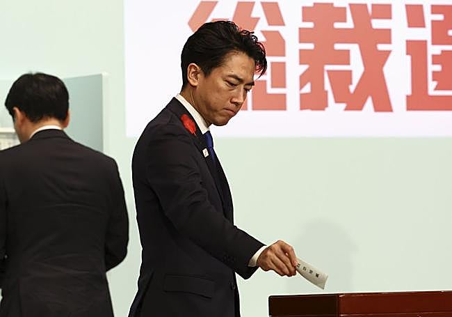Shinjiro Koizum, el perdedor de las primarias del PLD, deposita su voto en Tokio.