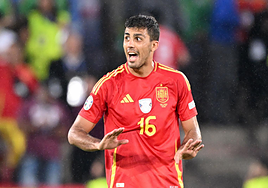 Rodri Hernández, en un partido con España.