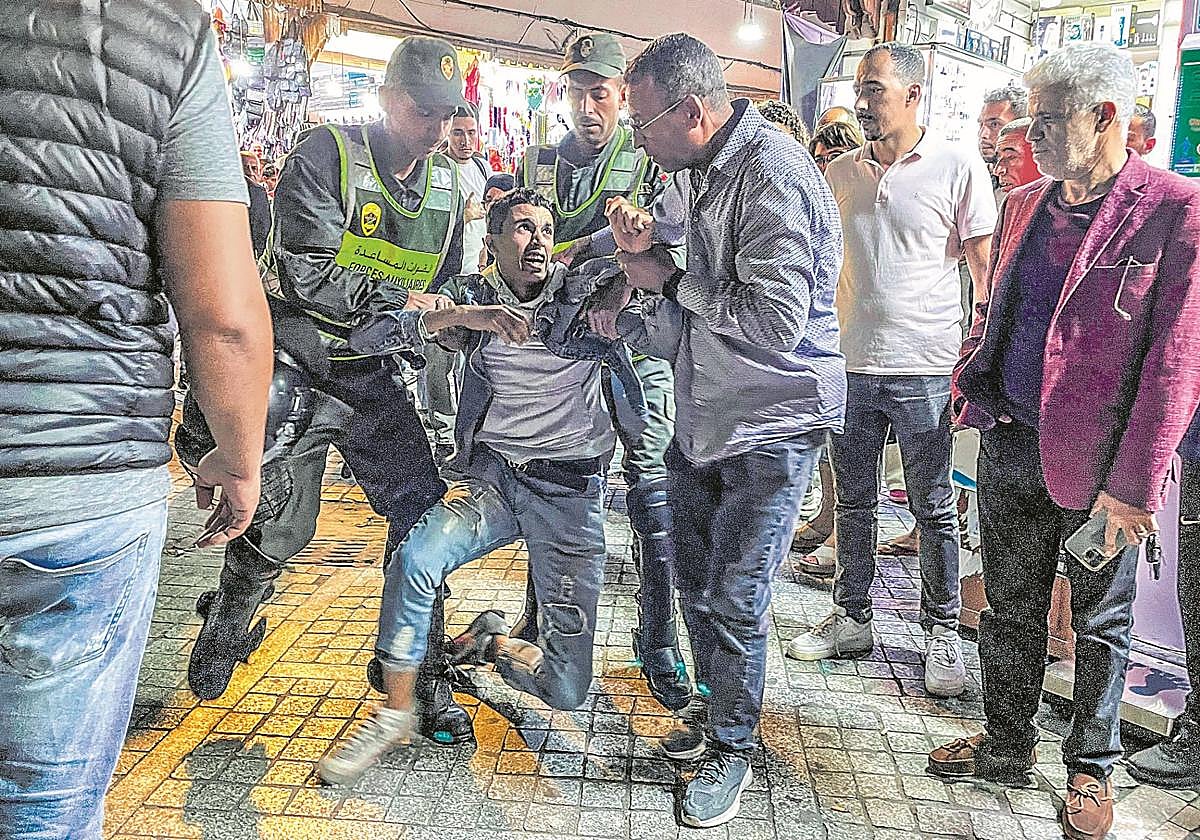 Miembros de las fuerzas de seguridad arrestan a un manifestante durante una protesta en Rabat.