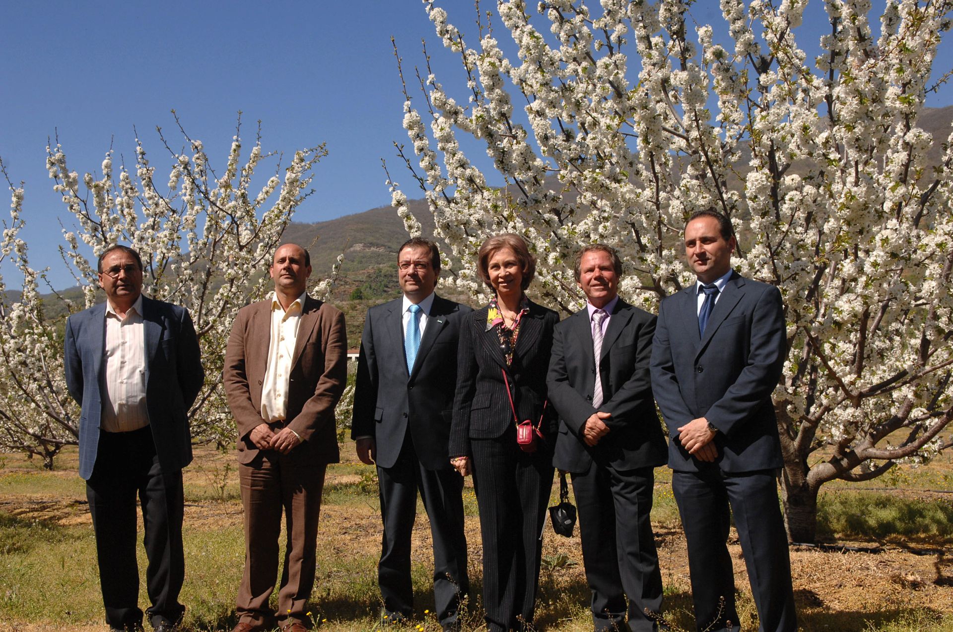 Guillermo Fernández Vara, junto a la reina Sofía en el Valle del Jerte en 2009.