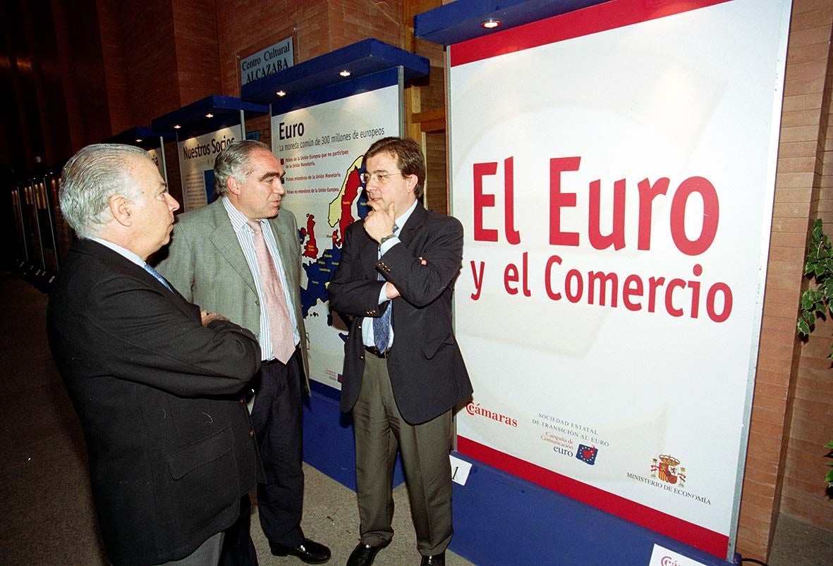 Guillermo Fernández Vara charla con Pedro Acedo, alcalde de Mérida, en julio de 2001.