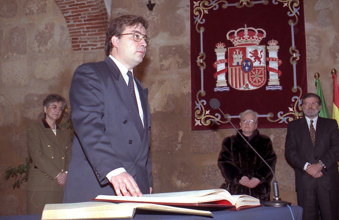 Guillermo Fernández Vara tomó posesión como consejero de Bienestar Social del gobierno de Juan Carlos Rodríguez Ibarra, en 1996.