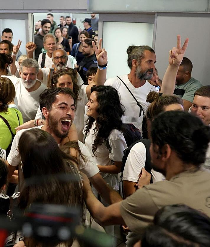 Imagen secundaria 2 - Arriba, Ada Colau, exalcaldesa de Barcelona, al llegar al Aeropuerto de Barajas-Adolfo Suárez. Abajo, el resto de activistas tras aterrizar. 