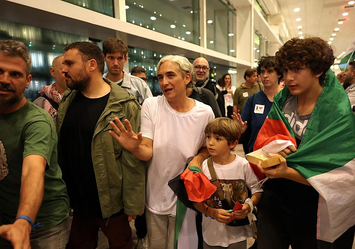 Imagen principal - Arriba, Ada Colau, exalcaldesa de Barcelona, al llegar al Aeropuerto de Barajas-Adolfo Suárez. Abajo, el resto de activistas tras aterrizar. 