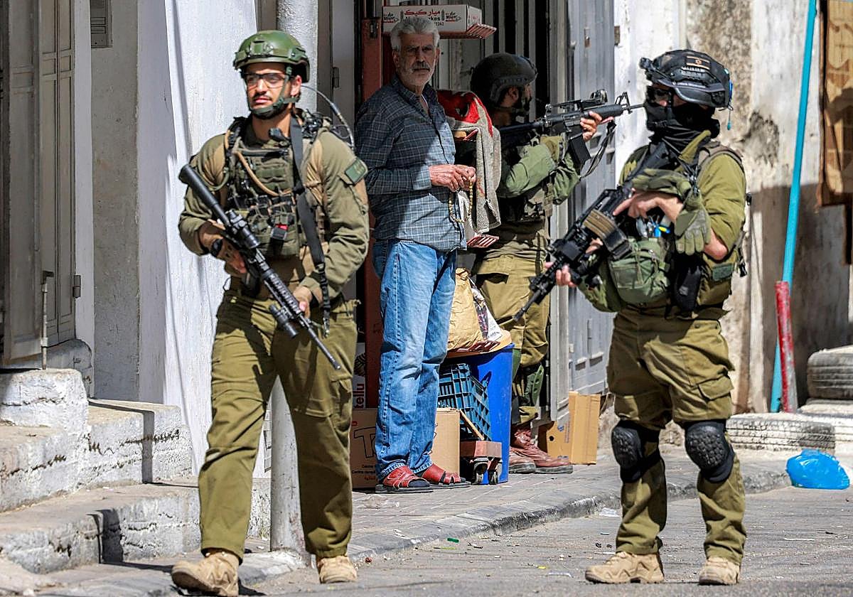 Soldados israelíes caminan por una calle durante una operación militar en el barrio de Nablus en Cisjordania.