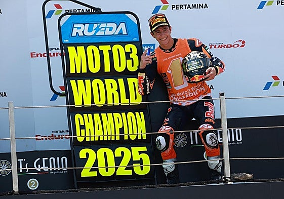 José Antonio Rueda celebra su título de Moto3.