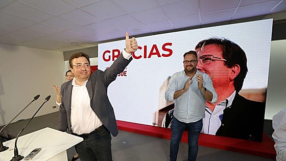 La trayectoria política de Fernández Vara, en imágenes
