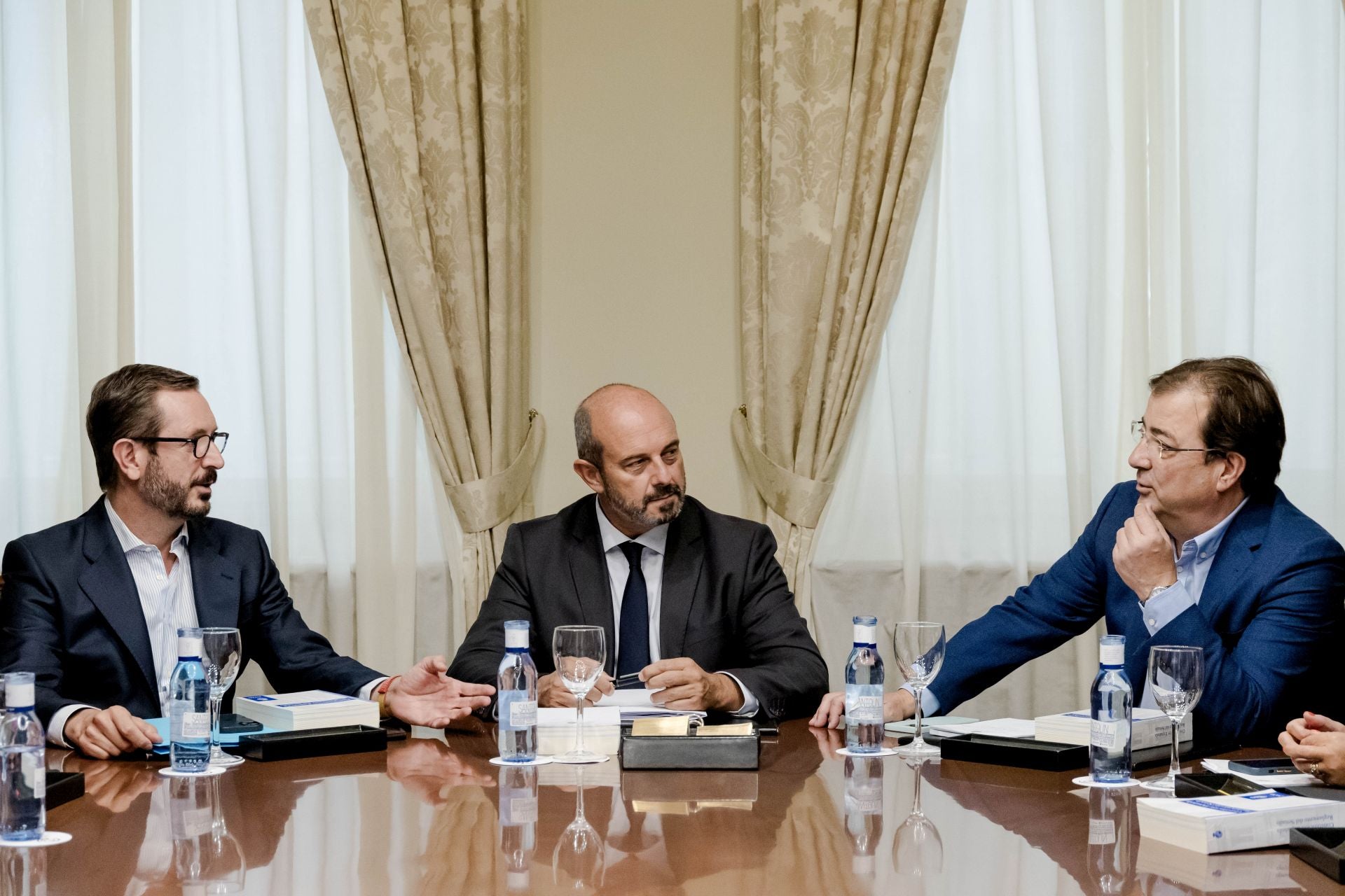 El vicepresidente primero de la Mesa del Senado, Javier Maroto; el presidente en el Senado, Pedro Rollán y el vicepresidente segundo de la Mesa, Guillermo Fernández Vara, durante una reunión de la Mesa del Senado, en el Senado, a 29 de agosto de 2023, en Madrid.