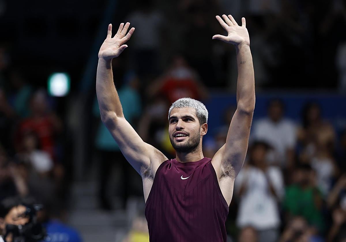 Carlos Alcaraz celebra su último triunfo en Tokio.