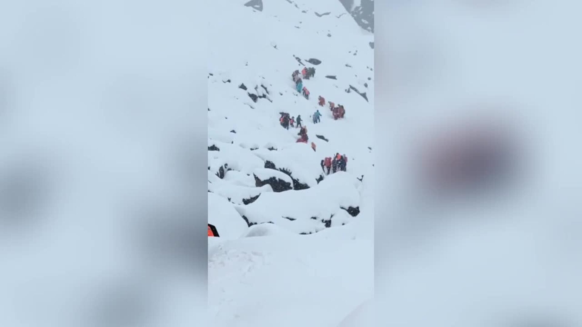 Centenares de turistas quedan atrapados en el Everest tras una tormenta de nieve
