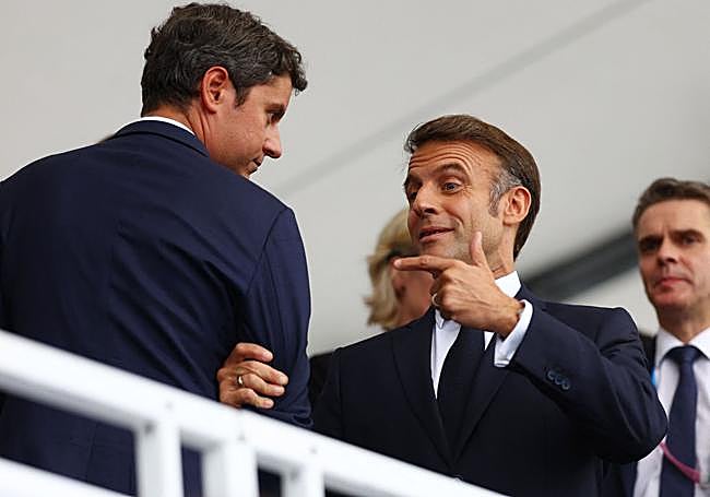 Emmanuel Macron y Gabriel Attal, en la ceremonia inaugural de los Juegos Olímpicos de 2024 con el primer ministro ya dimitido.