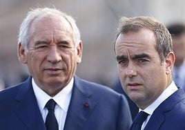 Los ex primeros ministros Bayrou y Lecornu, que no suman un año en el cargo entre los dos.