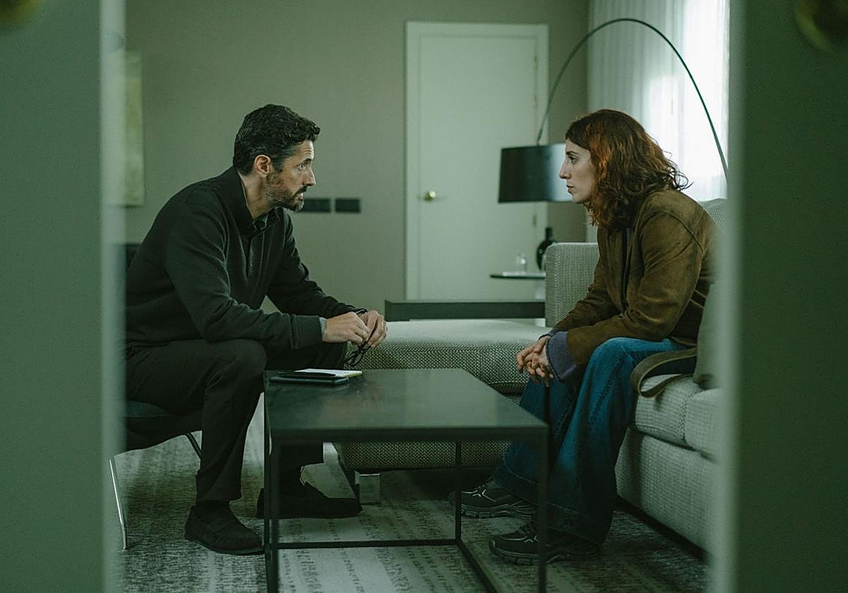 Imagen principal - Arriba, Juan Diego Botto y Elena Martín, debajo Elizabeth Casanovas y Clara Segura.