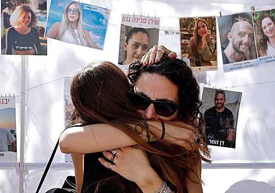 Allegados de las víctimas se abrazan en el lugar donde se celebró el Festival Nova.