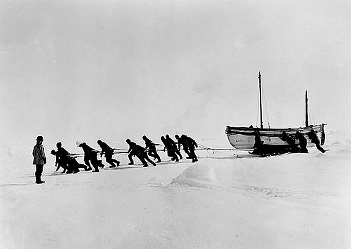 Imagen secundaria 1 - Vista del Endurance hundido a 3.000 metros de profundidad, los expedicionarios navegando entre témpanos y el barco antes de hundirse. Falklands Maritime Heritage Trust / R. C.