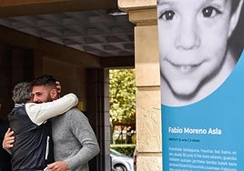 Álex Moreno es abrazado por un allegado durante un homenaje a su hermano Fabio.