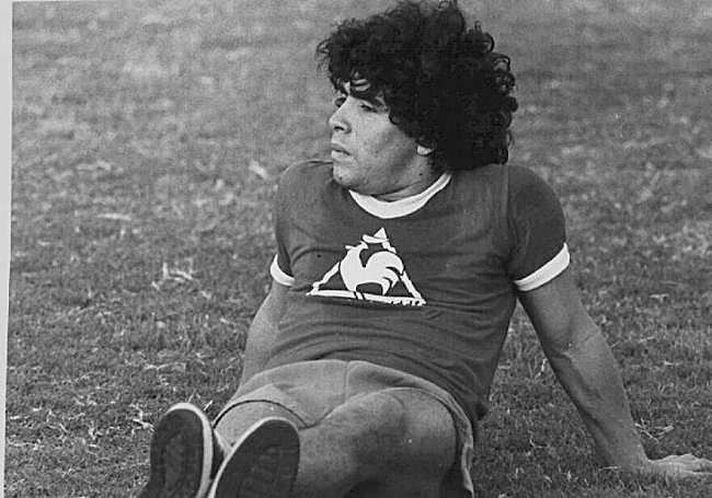 Diego Armando Maradona, en el césped tras un entrenamiento.