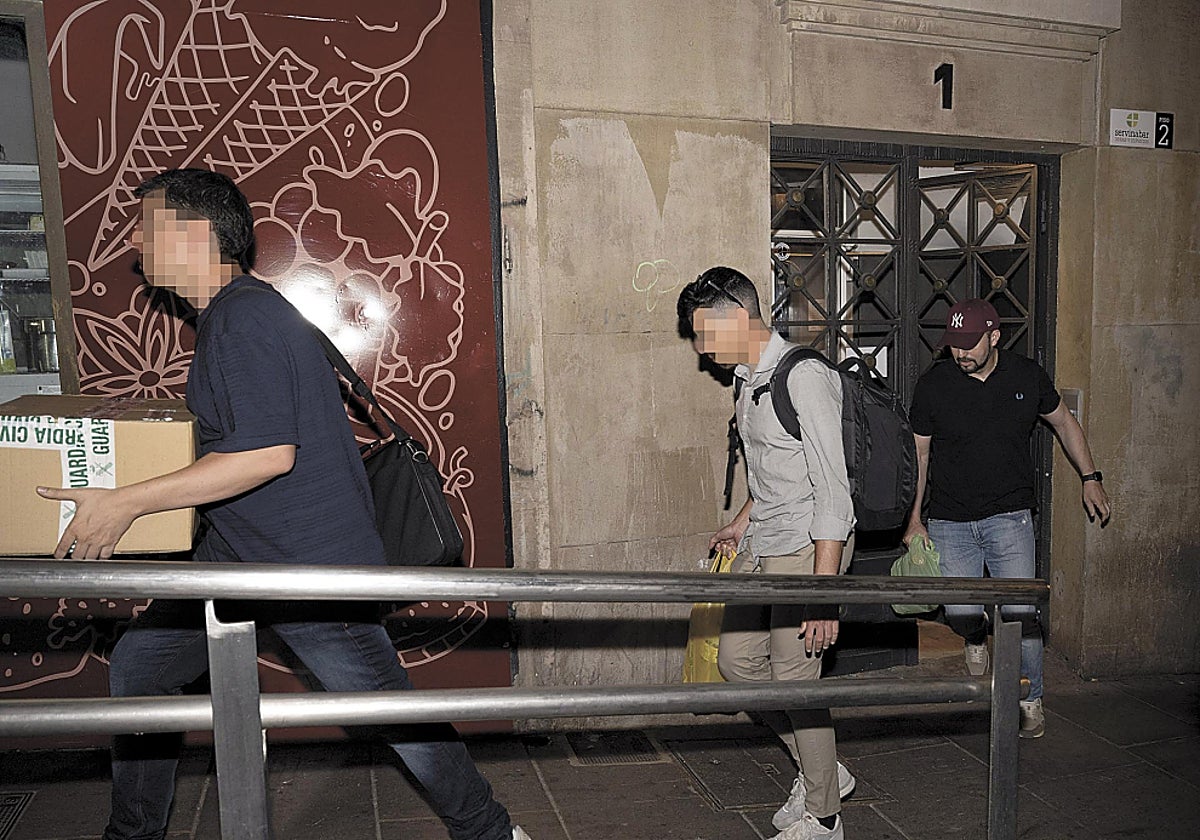 Los investigadores de la UCO en el 'caso Cerdán' salen de un registro en Pamplona; al fondo el jefe Antonio Balas.