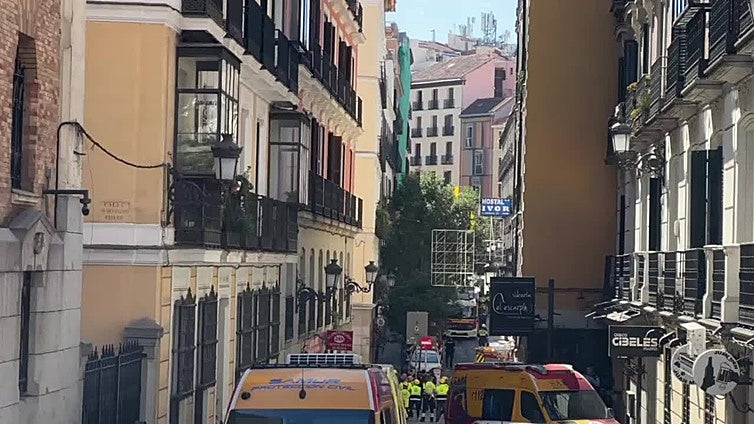 El derrumbe de un edificio mantiene un operativo de emergencias en el centro de Madrid