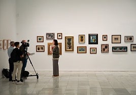 La comisaria Patricia Molins, delante de una reunión de las 'Máscaras' de Maruja Mallo, en el Museo Reina Sofía, este martes