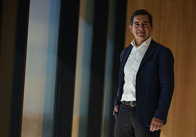 El presidente del BBVA, Carlos Torres, posa durante la entrevista en el edificio de La Vela en Madrid.