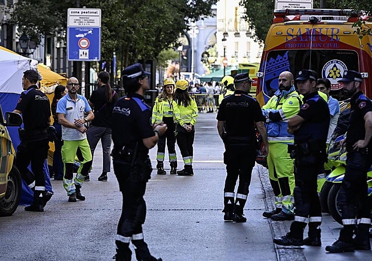Inmediaciones del lugar en el que el derrumbe parcial de un edificio en pleno centro de Madrid.