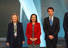 La ministra de Defensa, Margarita Robles, y el presidente de Indra, Ángel Escribano, junto a sus números dos.