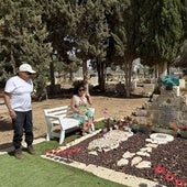 Danny Garcovich y su esposa en la tumba de su hija, Dafna, y su yerno, el guipuzcoano Iván Illarramendi en Kissufim.