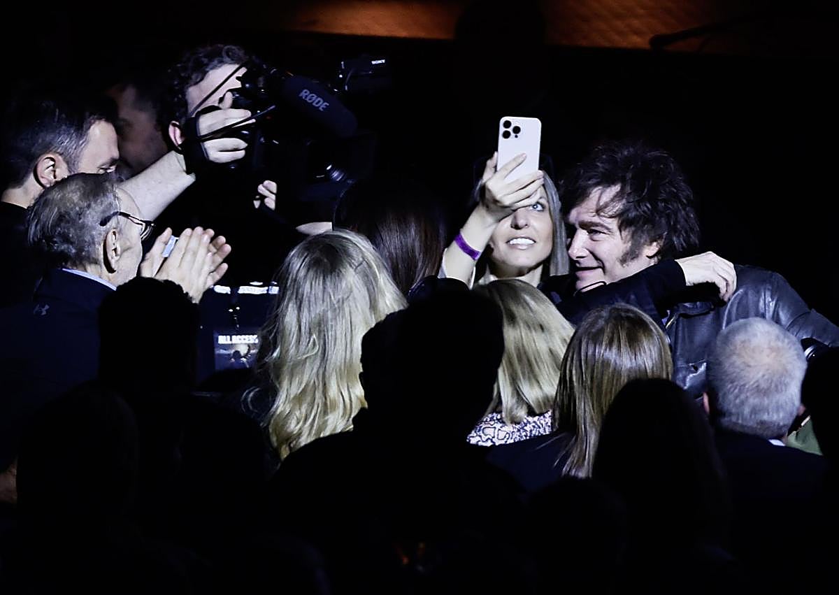 Imagen secundaria 1 - Milei tira de Nino Bravo para arengar a su tropa