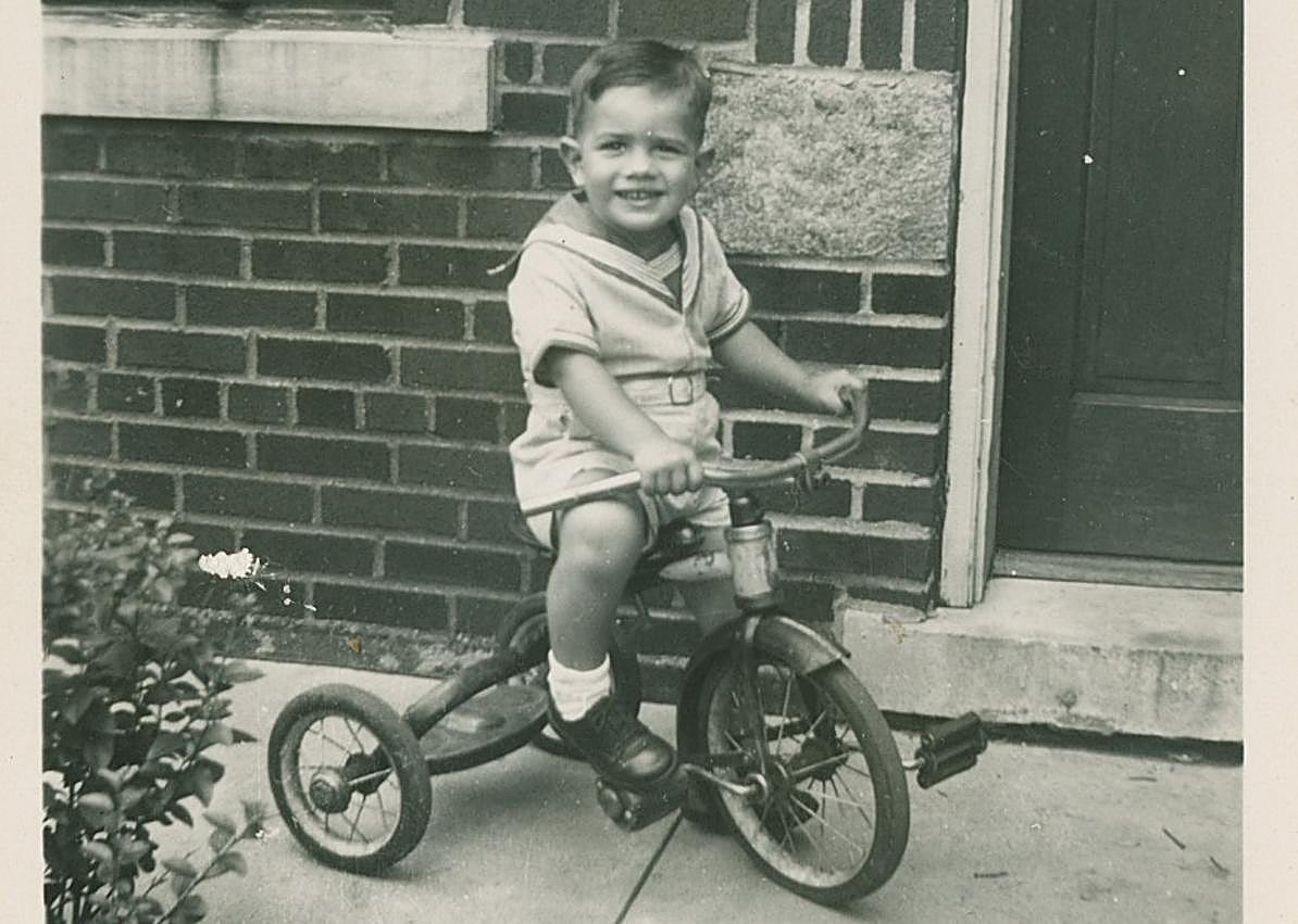 Imagen secundaria 1 - Martin Scorsese de niño y en una fotografía de juventud, cuando estudiaba en la Universidad de Nueva York.