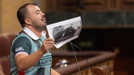 El diputado de Sumar Nahuel González, muestra una foto de un toro en una corrida en su intervención en el Congreso.