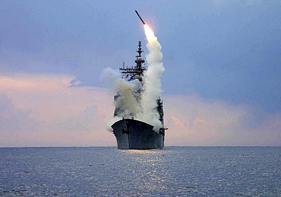 Un misil Tomahawk es lanzado desde una embarcación de la Marina estadounidense.